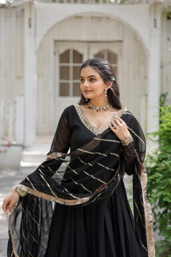 রেডিমেড জর্জেট এমব্রয়ডারি পার্টি ড্রেস