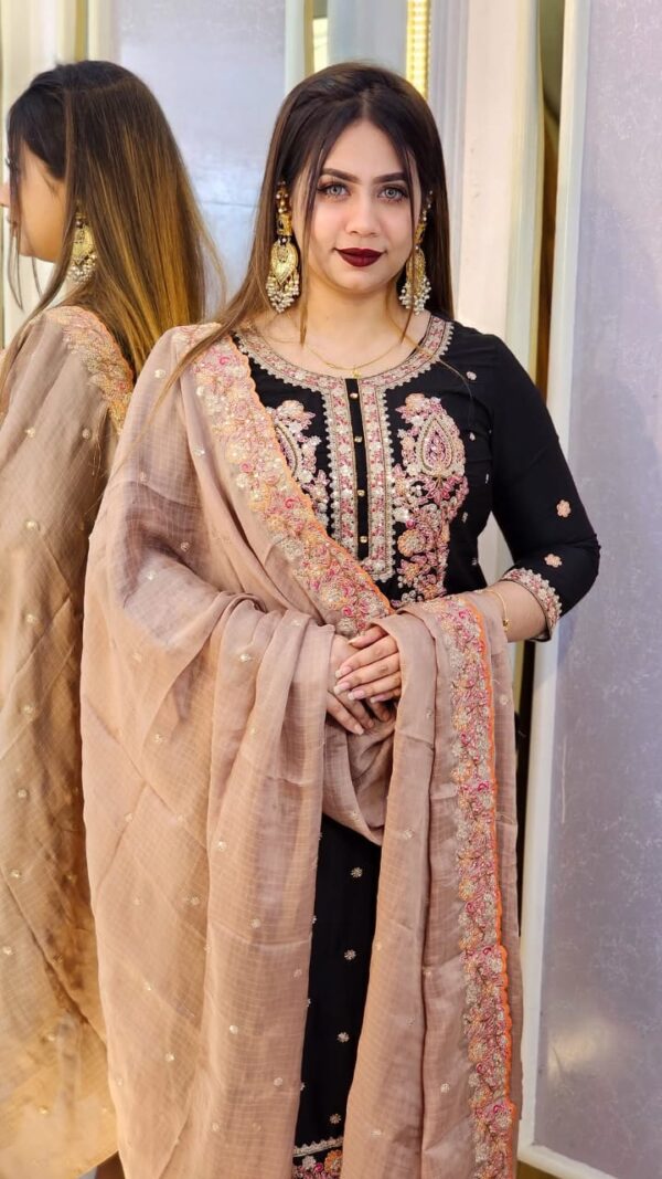 Readymade Three Piece - Image 5
